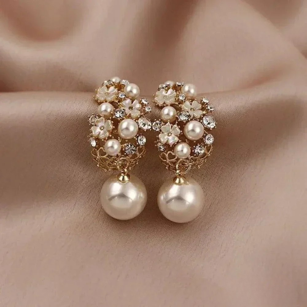 Pendientes elegantes de flor con perla