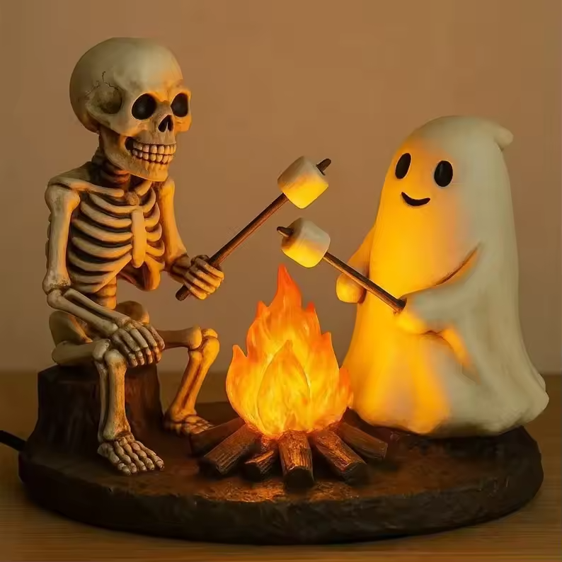 SpookFire | Luz nocturna parpadeante de campamento con esqueleto y fantasma